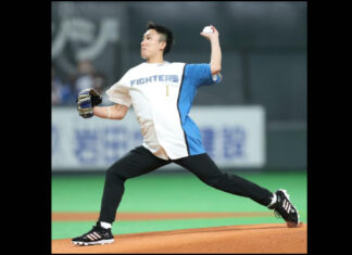 Kento Momota throws a 104-kilometer fastball on the ceremonial first pitch. (photo: Daily Sports)
