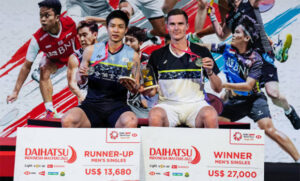 Viktor Axelsen (R) and Chou Tien Chen pose for pictures at the 2022 Indonesia Masters awards ceremony. (photo: Shi Tang/Getty Images)