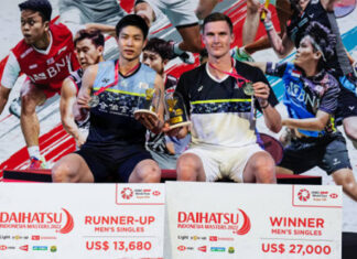 Viktor Axelsen (R) and Chou Tien Chen pose for pictures at the 2022 Indonesia Masters awards ceremony. (photo: Shi Tang/Getty Images)