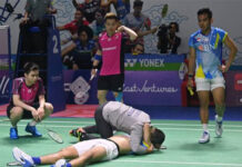 Aaron Chia/Soh Wooi Yik, and their coach - Rexy Mainaky, are checking on the injured Yeremia Rambitan. (photo: Shi Tang/Getty Images)
