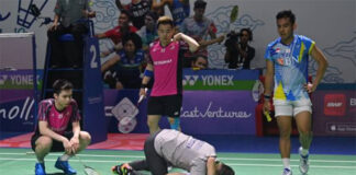 Aaron Chia/Soh Wooi Yik, and their coach - Rexy Mainaky, are checking on the injured Yeremia Rambitan. (photo: Shi Tang/Getty Images)