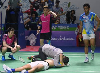 Aaron Chia/Soh Wooi Yik, and their coach - Rexy Mainaky, are checking on the injured Yeremia Rambitan. (photo: Shi Tang/Getty Images)