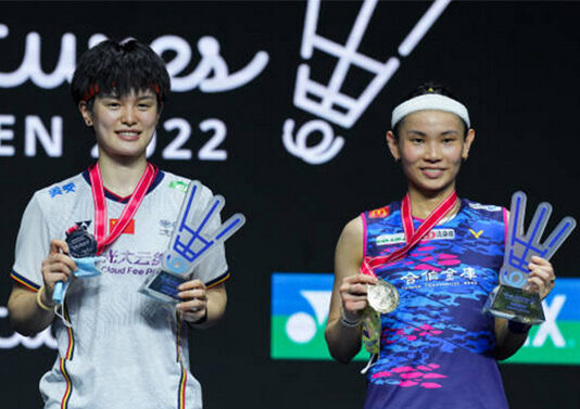 Tai Tzu Ying (R) and Wang Zhi Yi pose for pictures at the 2022 Indonesia Open awards ceremony. (photo: Shi Tang/Getty Images)