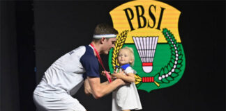 Viktor Axelsen celebrates on the 2022 Indonesia Open podium with his daughter. (photo: Shi Tang/Getty Images)