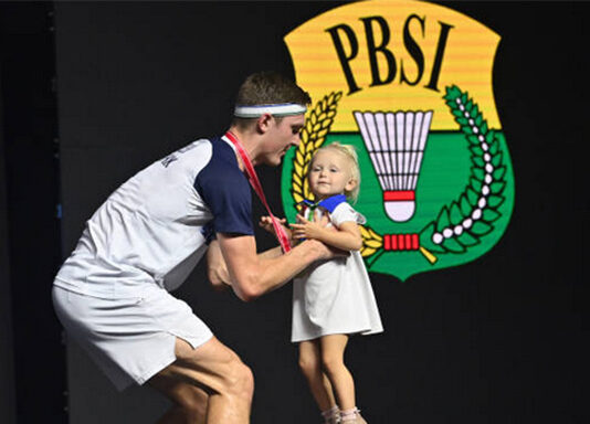 Viktor Axelsen celebrates on the 2022 Indonesia Open podium with his daughter. (photo: Shi Tang/Getty Images)