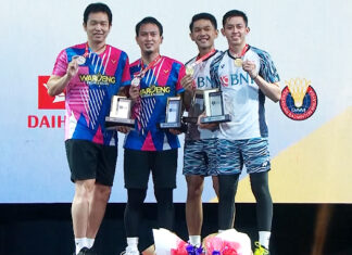 Fajar Alfian/Muhammad Rian Ardianto and Hendra Setiawan/Mohammad Ahsan pose for picture at the 2022 Malaysia Masters awards ceremony.
