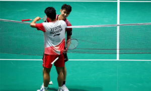 Anthony Sinisuka Ginting greets Loh Kean Yew after the semi-final match on Saturday. (photo: Yong Teck Lim/Getty Images)