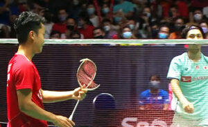 Anthony Sinisuka Ginting greets Kodai Naraoka with his broken racket after the match.