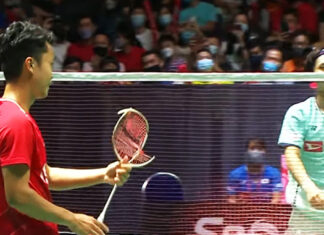 Anthony Sinisuka Ginting greets Kodai Naraoka with his broken racket after the match.