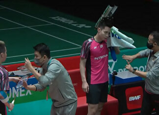 Rexy Mainaky (R) talks to Soh Wooi Yik in the 2022 Malaysia Open semi-finals.