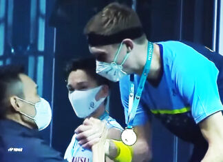 Lee Chong Wei congratulates both Viktor Axelsen and Kento Momota at the awards ceremony.