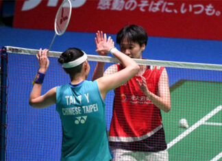 Tai Tzu Ying congratulates Chen Yu Fei after the 2022 World Championships semi-final match. (photo: AFP/Getty Images)