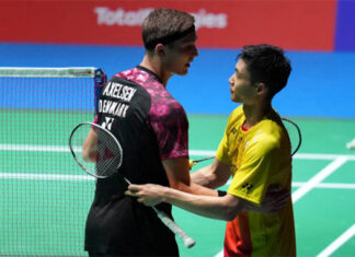 Viktor Axelsen talks to Chou Tien Chen after the 2022 World Championships semi-final match. (photo: Toru Hanai/Getty Images)