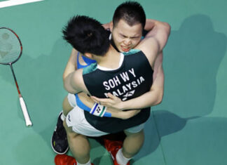 Aaron Chia/Soh Wooi Yik receive well-deserved rewards from both the Malaysian government and the private sector. (photo: Kyodo News)