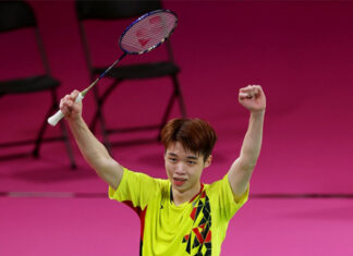 Ng Tze Yong fends off Loh Kean Yew and advances to semis in the 2022 Commonwealth Games. (photo: AFP)