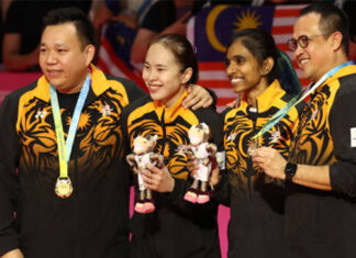 Pearly Tan/Thinaah Muralitharan pose for pictures with their coaches - Rexy Mainaky and Hoon Thien How at the 2022 Commonwealth Games awards ceremony. (photo: Robert Cianflone/Getty Images)