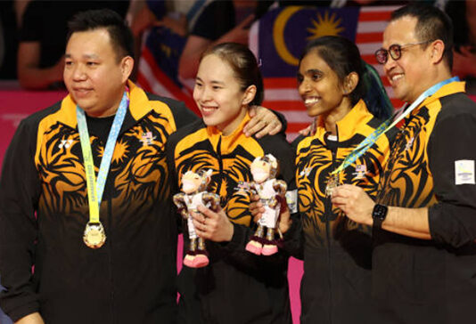 Pearly Tan/Thinaah Muralitharan pose for pictures with their coaches - Rexy Mainaky and Hoon Thien How at the 2022 Commonwealth Games awards ceremony. (photo: Robert Cianflone/Getty Images)