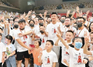 Chen Long promotes badminton in Xi'An, China. (photo: Weibo)