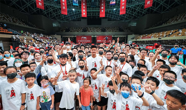 Chen Long poses for pictures with young kids in Xi'An, China. (photo: Weibo)