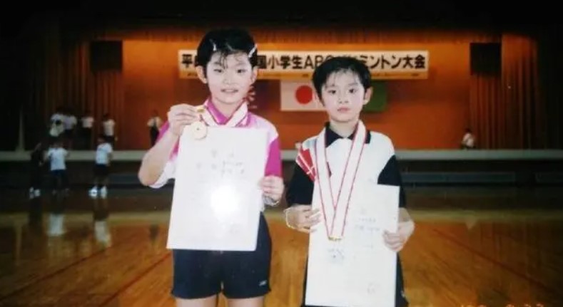 When Ayaka Takahashi (L) and Sayaka Takahashi were young. (photo: Internet)