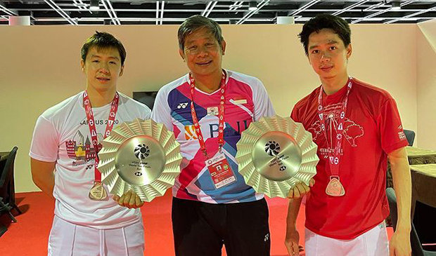 Marcus Fernaldi Gideon (L) and Kevin Sanjaya Sukamuljo (R) pose for pictures with Herry Iman Pierngadi. (photo: Herry Iman Pierngadi's IG)