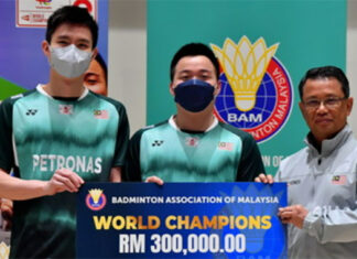 Congratulations to Aaron Chia/Soh Wooi Yik for the well-deserved incentives. (photo: Bernama)