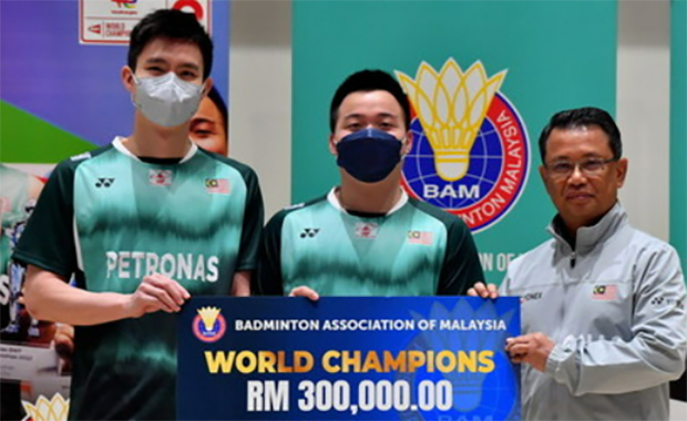 Congratulations to Aaron Chia/Soh Wooi Yik for the well-deserved incentives. (photo: Bernama)