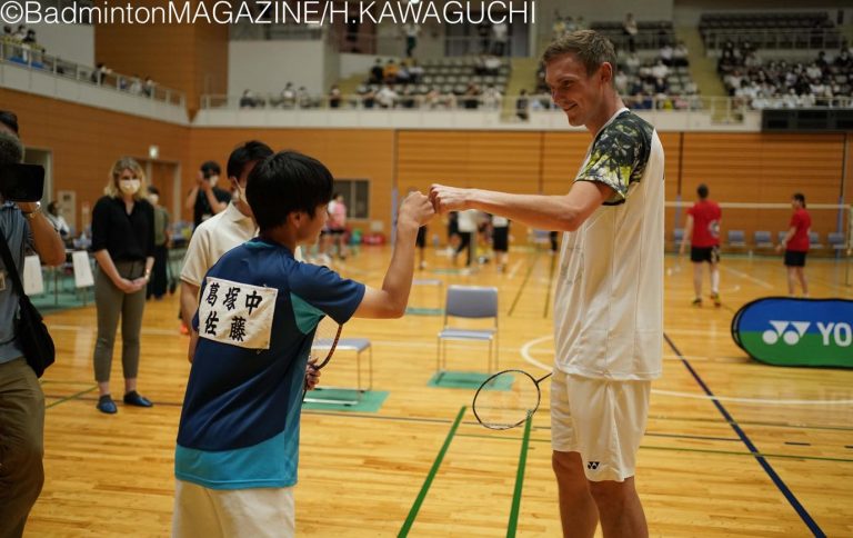 Viktor Axelsen interacts with young badminton players from Japan. (photo: BadmintonMagazine/Hirokuni Kawaguchi)