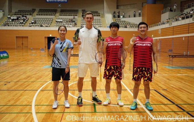 From left: Ratchanok Intanon, Viktor Axelsen and two high school students. (photo: BadmintonMagazine/Hirokuni Kawaguchi)