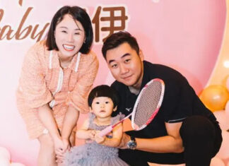 Zhao Yunlei and Hong Wei celebrate the birthday of their daughter. (photo: Hong Wei's Weibo)