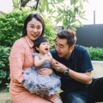 Zhao Yunlei and Hong Wei enjoy a fantastic time with their daughter. (photo: Hong Wei’s Weibo)