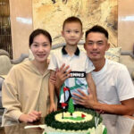 Lin Dan (R), Xie Xingfang (L), their son, and the golf birthday cake. (photo: Weibo)