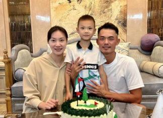 Lin Dan (R), Xie Xingfang (L), their son, and the golf birthday cake. (photo: Weibo)