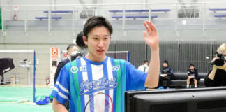 Kento Momota talks to students on the other side of the TV screen. (photo: Japan Daily)