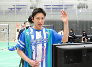 Kento Momota talks to students on the other side of the TV screen. (photo: Japan Daily)