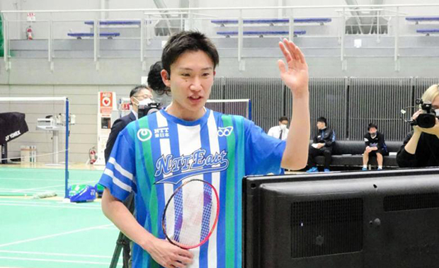 Kento Momota talks to students on the other side of the TV screen. (photo: Japan Daily)
