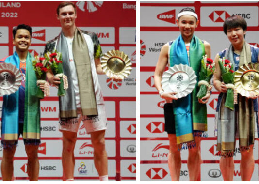 Anthony Sinisuka Ginting, Viktor Axelsen, Tai Tzu Ying, and Akane Yamaguchi (from left) pose for pictures at the 2022 BWF World Tour Finals awards ceremony. (photo: Shi Tang/Getty Images)