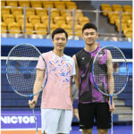 Lee Zii Jia and Wang Tzu Wei hold super-large badminton rackets. (photo: LTN)