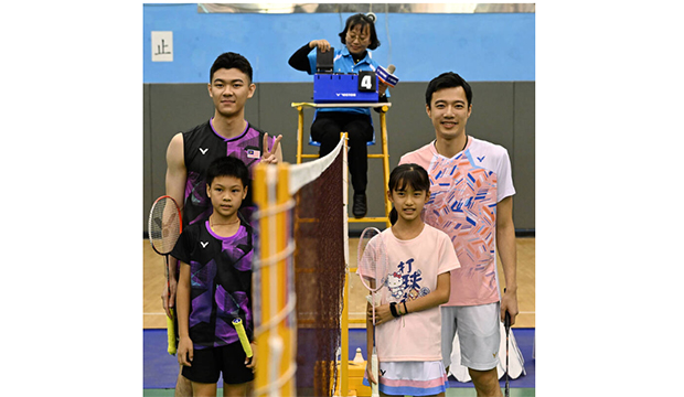 Lee Zii Jia and Wang Tzu Wei play a men's doubles match with young kids. (photo: LTN)