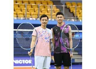 Lee Zii Jia and Wang Tzu Wei hold super-large badminton rackets. (photo: LTN)