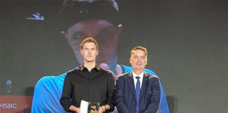 Viktor Axelsen receives the 2022 BWF Male Player of The Year award from BWF President Poul-Erik Høyer Larsen (R). (photo: Anggiznr's FB)
