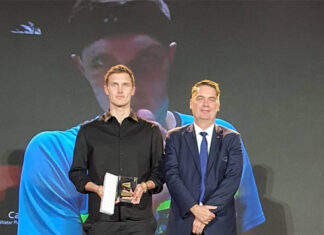 Viktor Axelsen receives the 2022 BWF Male Player of The Year award from BWF President Poul-Erik Høyer Larsen (R). (photo: Anggiznr's FB)