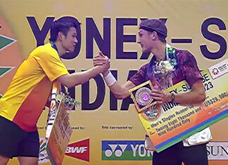 Kunlavut Vitidsarn (L) poses for pictures with Viktor Axelsen at the 2023 India Open awards ceremony. (photo: AFP)