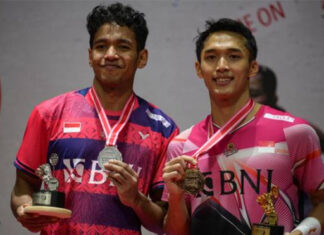 Jonatan Christie (R) and Chico Aura Dwi Wardoyo pose for pictures at the 2023 Indonesia Masters awards ceremony (photo: AFP)