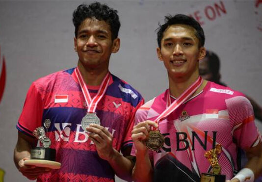 Jonatan Christie (R) and Chico Aura Dwi Wardoyo pose for pictures at the 2023 Indonesia Masters awards ceremony (photo: AFP)