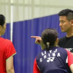 Cai Yun coaches Li Yijing/Luo Xumin at the training camp in Lingshui, Hainan. (photo: Weibo)