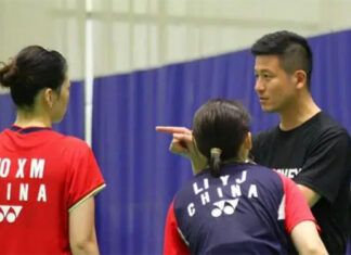 Cai Yun coaches Li Yijing/Luo Xumin at the training camp in Lingshui, Hainan. (photo: Weibo)