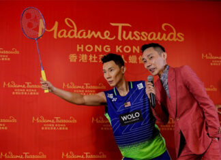 Lee Chong Wei and his wax figure in Kuala Lumpur, Malaysia. (photo: Bernama)