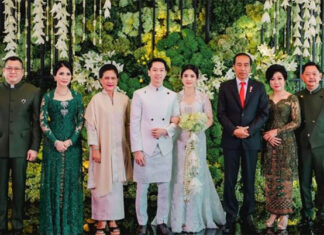 President Joko Widodo (3rd from right) attends the wedding of Kevin Sanjaya-Valencia Tanoesoedibjo. (photo: Kevin Sanjaya's Instagram)