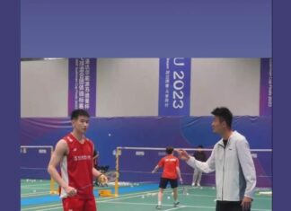 Chen Long (R) is coaching Li Shifeng to prepare him for the 2023 Sudirman Cup. (photo: Li Shifeng's IG)